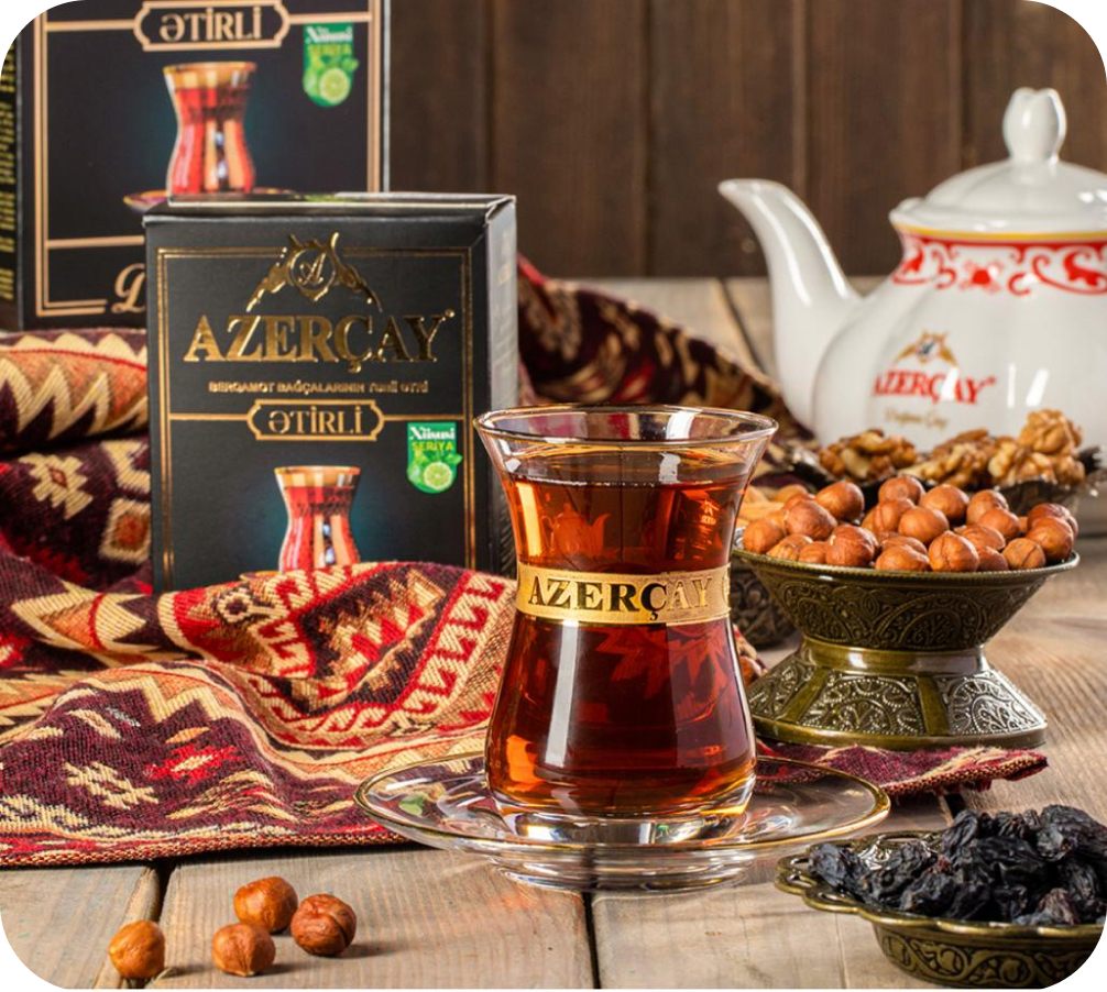 Çay bağçasında yarpaq toplayan Azərçay fermerləri
