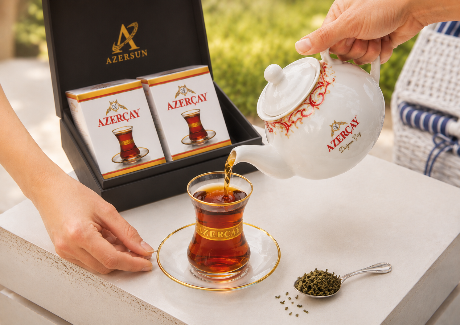 Hədiyyə qutusunda Azərçay paketləri, çaydan və armudu stəkanda dəmlənmiş çay