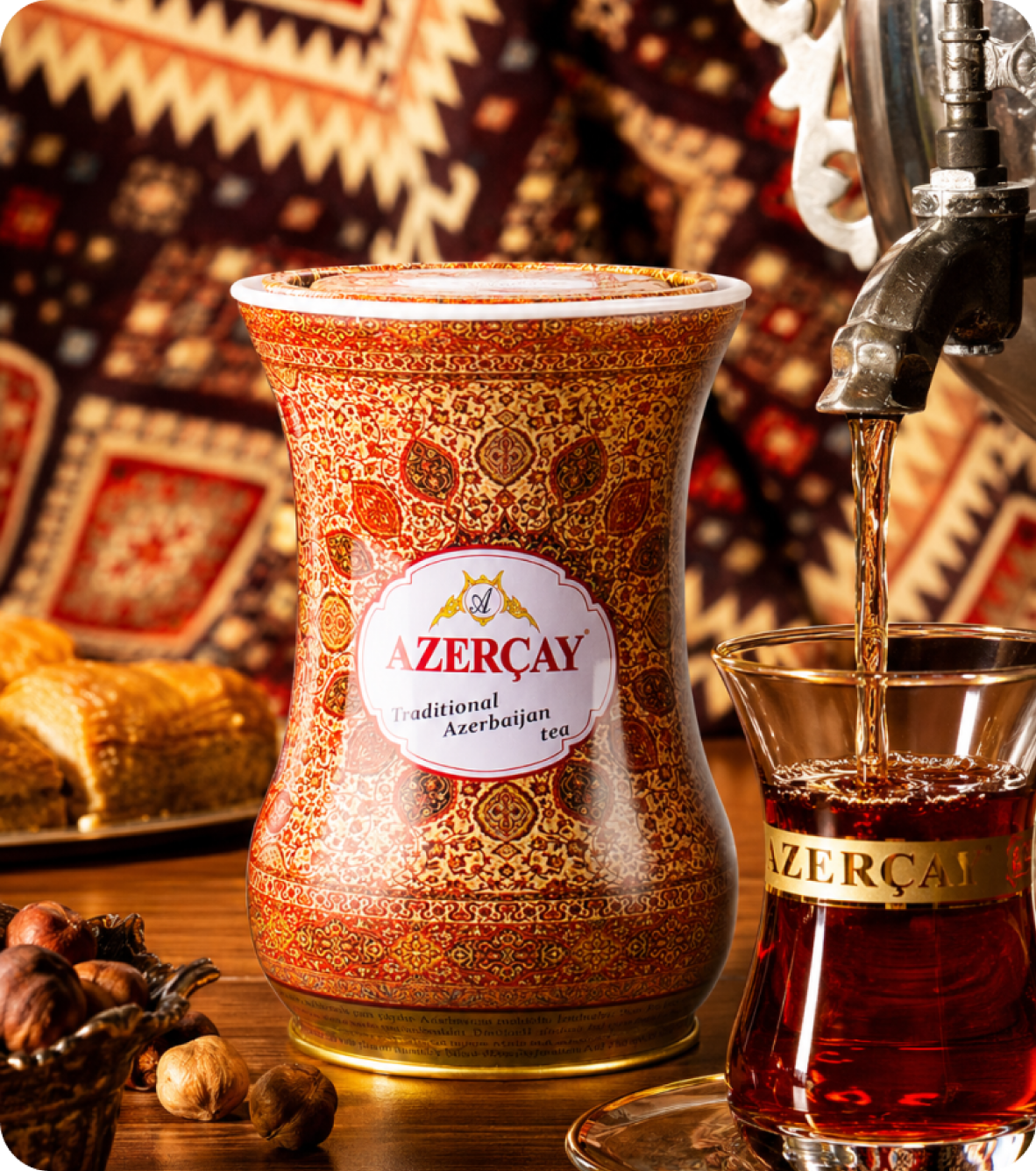 Naxışlı hədiyyəlik Azərçay qablaşdırması və armudu stəkanda çay