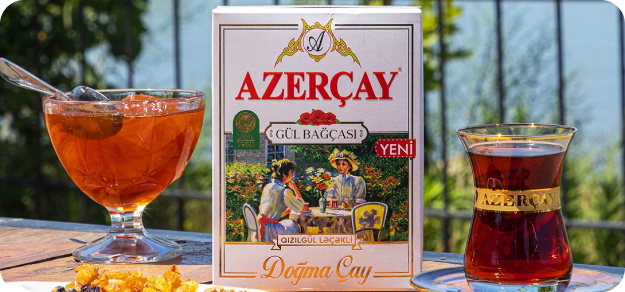 Süfrədə Azərçay Gül Bağçası qutusu, armudu stəkanda dəmlənmiş çay